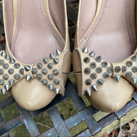 Vince Camuto Jamma Spiked Bow Studs Platform Nude - Picture 4 of 7